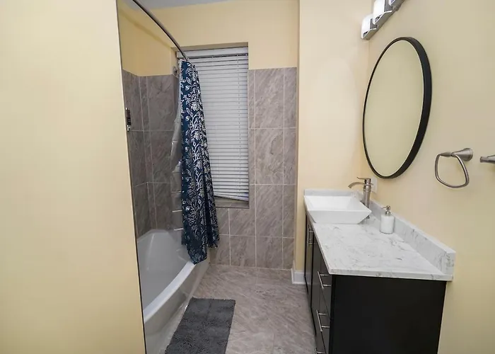 Stylish 2br Near United Center & Mrt Chicago